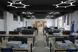 说明: E:/鼎利公司实验室/308：嵌入式ARM与FPGA可编程应用开发实训室/IMG_4393.JPGIMG_4393